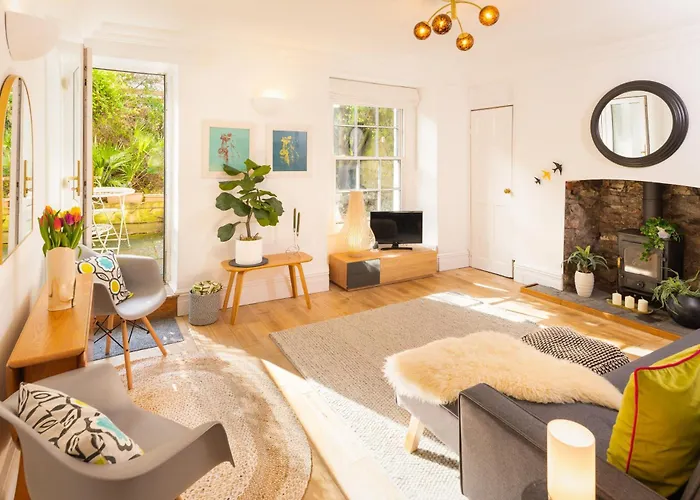 Idyllic Clifton Hideaway - Stunning Garden Flat